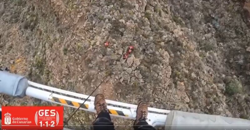 El helicóptero del GES rescata a una parapentista que sufrió una caída de Ifonche, en el municipio de Adeje, en Tenerife 1-1-2 CANARIAS 06/12/2023