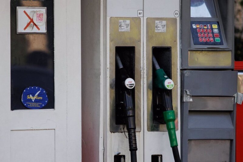 Lo combustibles siguen su tendencia a la baja. Imagen de recurso EP