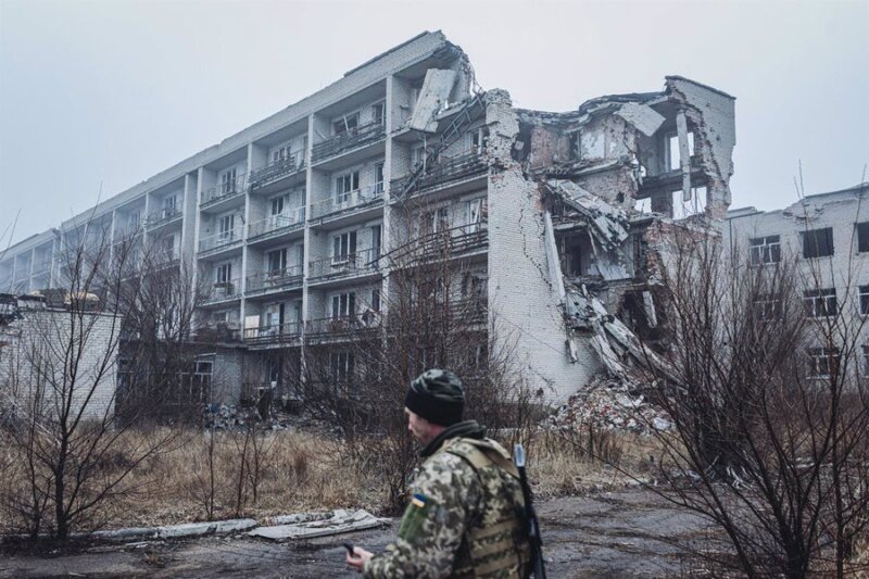 Rusia ataca una estación de tren. Imagen: Un militar ucraniano cerca de un edificio destruido por las bombas en Ucrania. Europa Press/Contacto/Diego Herrera Carcedo