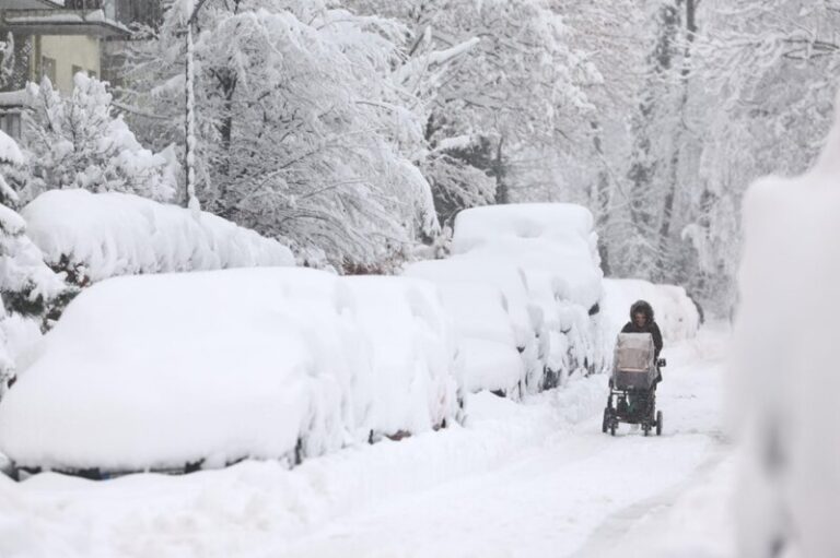 Las intensas nevadas dejan a canarios atrapados en los aeropuertos europeos