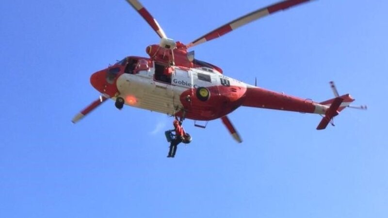 Los rescatadores del helicóptero accedieron hasta el lugar en el que se encontraba la afectada y, tras prestarle una primera asistencia, procedieron a su rescate