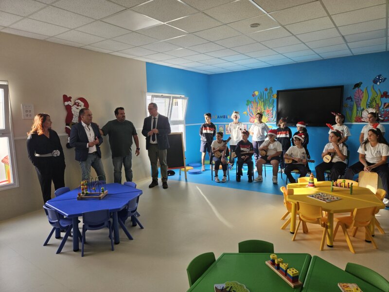 Imagen de archivo de la visita del consejero de Educación, Poli Suárez, a un aula de infantil en Lanzarote / Gobierno de Canarias