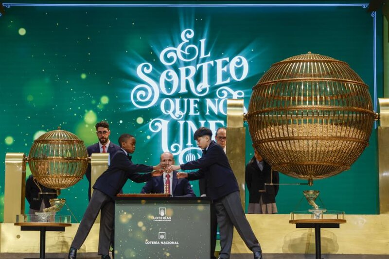 Dos niños de San Ildefonso cantan los números y sus correspondientes premios al inicio del sorteo extraordinario de Navidad de la Lotería Nacional este viernes en el Teatro Real de Madrid. EFE/ J.J. Guillén