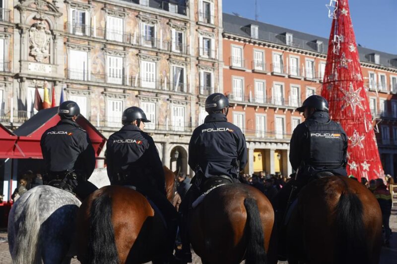Policía montada en la Puerta del Sol de Madrid este jueves, durante el operativo de seguridad llevado a cabo con motivo de la Navidad. EFE/ Aitor Martín