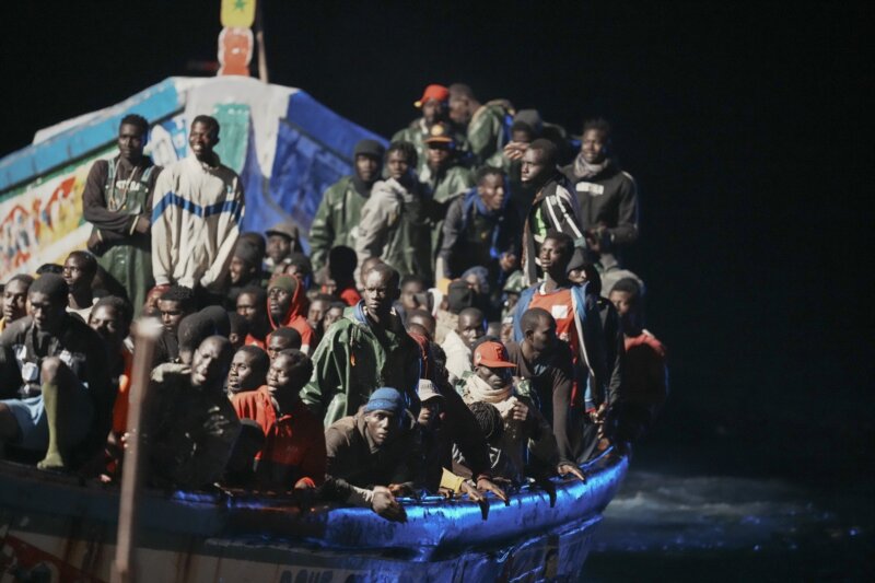 Rescatan a más de 100 personas en dos embarcaciones cerca de Canarias, una de ellas grave