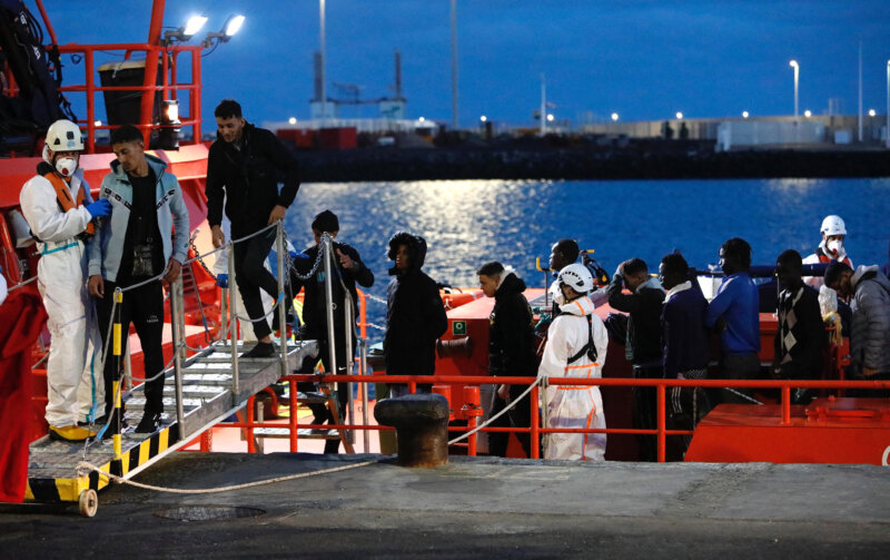 112 migrantes auxiliados en dos embarcaciones en aguas próximas a Canarias