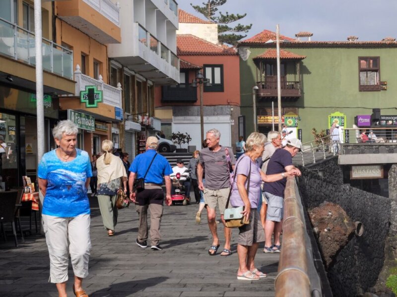 Turistas en Puerto de la Cruz, en Tenerife. Imagen Europa Press