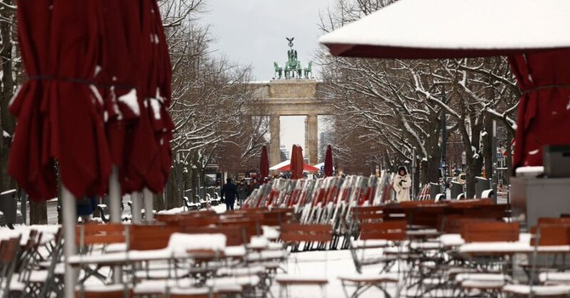 La nieve cubre las calles y mesas cerca de la Puerta de Brandenburgo en Berlín. Imagen Reuters
