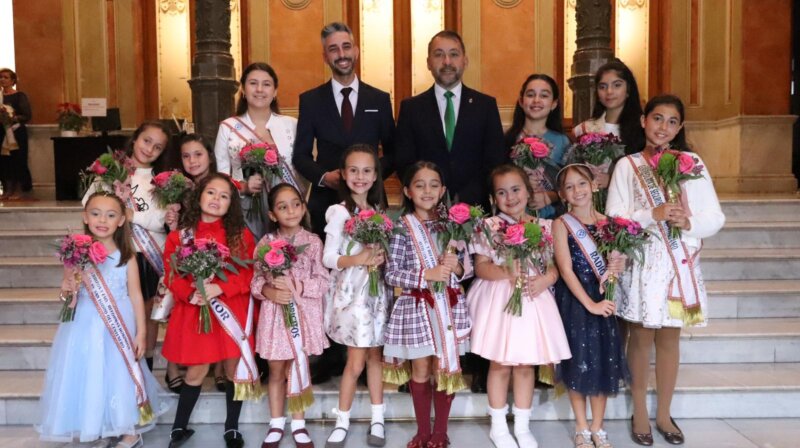 El alcalde de Santa Cruz de Tenerife, José Manuel Bermúdez y el concejal del Organismo Autónomo de Fiestas y Actividades Recreativas, Javier Caraballero, con las candidatas a reina infantil del Carnaval de Santa Cruz de Tenerife 2024