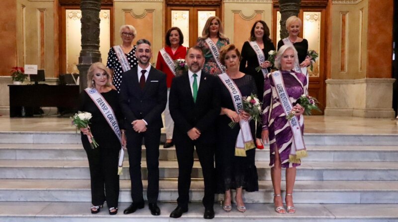 El alcalde de Santa Cruz de Tenerife, José Manuel Bermúdez y el concejal del Organismo Autónomo de Fiestas y Actividades Recreativas, Javier Caraballero, con las candidatas a reina de mayores del Carnaval de Santa Cruz de Tenerife 2024