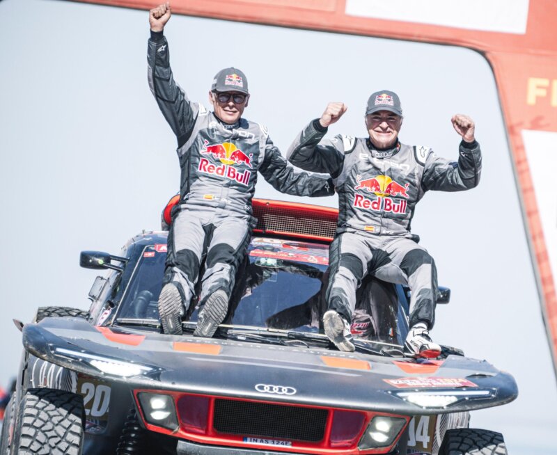 Carlos Sainz y Lucas Cruz, celebran su triunfo en la prueba. Imagen Rally Dakar