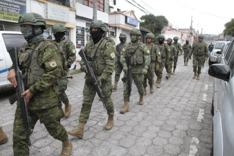 Al menos diez muertos, entre ellos dos policías, en el ‘conflicto armado interno’ declarado en Ecuador