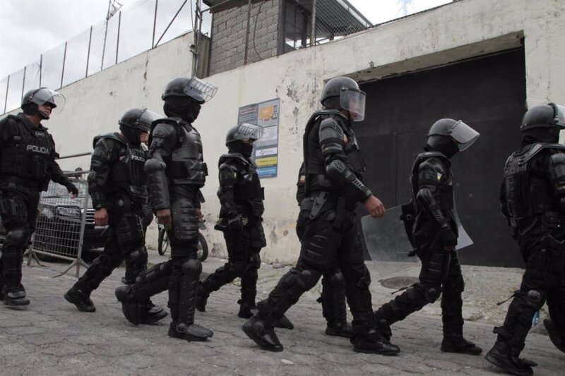 Más de 130 funcionarios de prisiones continúan retenidos. Imagen: Agentes de la Policía de Ecuador. Europa Press/Contacto/Mateo Armas