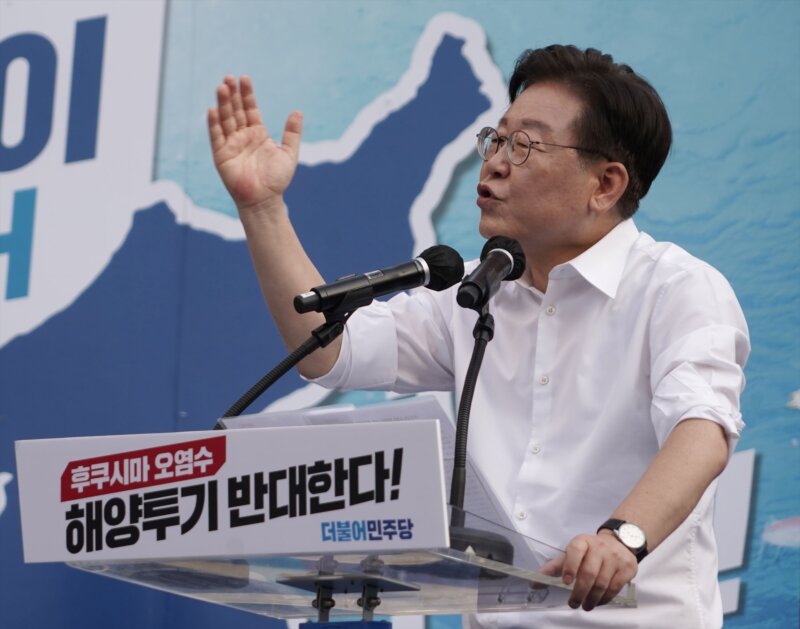 El líder de la oposición en Corea del Sur es apuñalado en el cuello