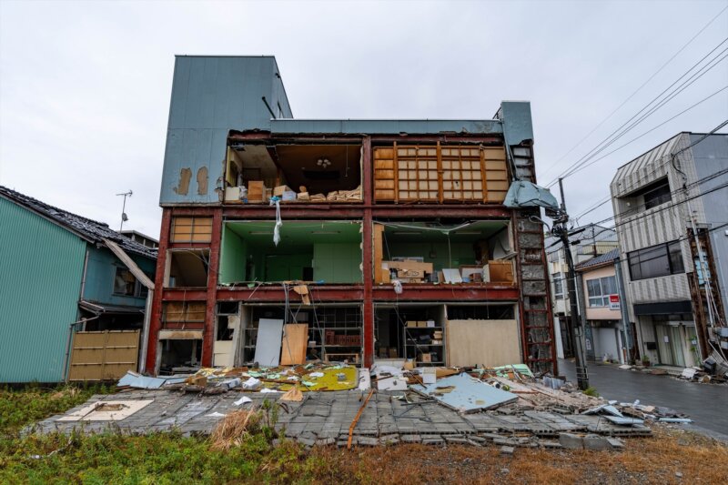 Japón registra una nueva réplica de 4,9 tras el terremoto de 7,6 que deja más de 60 muertos