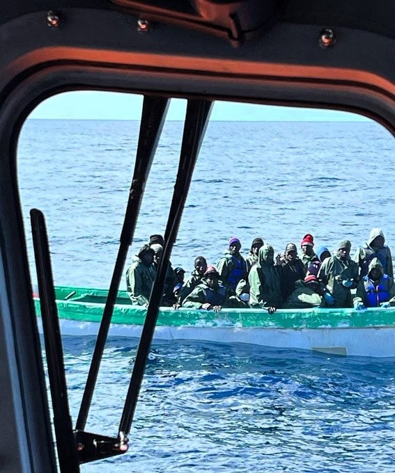 Rescatan en aguas canarias a un migrante a la deriva sobre un neumático de camión