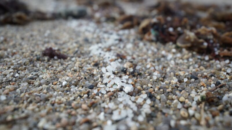 Pellets de plástico en la playa de Sabón, a 9 de enero de 2024, en A Coruña, Galicia (España) / Gustavo de la Paz / Europa Press