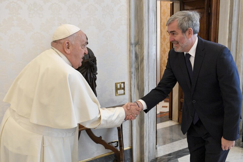 El Papa Francisco (i) recibe al presidente de Canarias, Fernando Clavijo (d), en la Biblioteca privada del Palacio Apostólico del Vaticano, a 15 de enero de 2024, en la Ciudad del Vaticano, Roma (Italia). EP