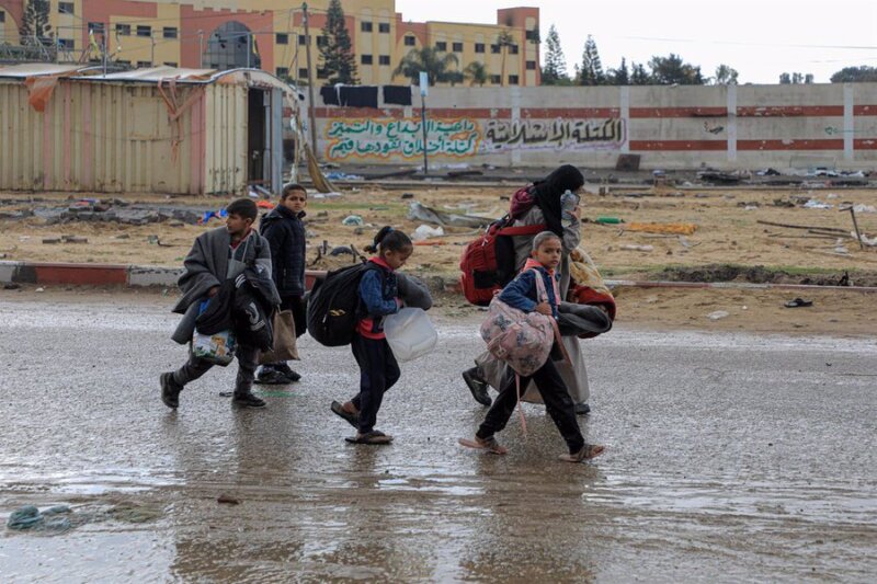 Un grupo de palestinos desplazados en la Franja de Gaza. Imagen: Europa Press/Contacto/Rizek Abdeljawad