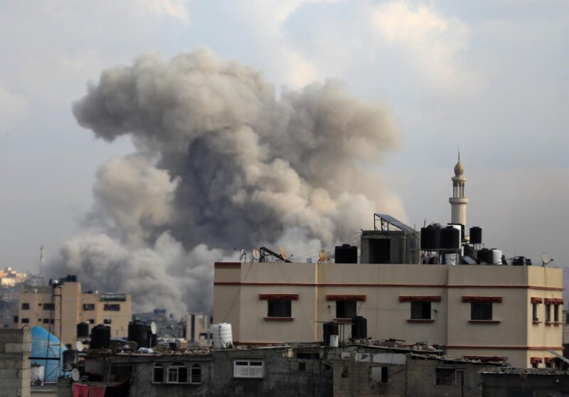 Columna de humo tras un bombardeo del Ejército de Israel contra Jan Yunis, en el sur de la Franja de Gaza (archivo) - Europa Press/Contacto/Yasser Qudih
