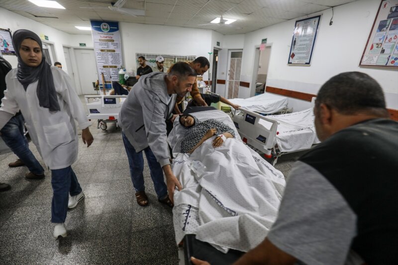 Peligro de cierre médico total en Gaza. Imagen: Una palestina herida en el Hospital Al Najar tras un bombardeo de Israel contra Rafá, en el sur de la Franja de Gaza.  Abed Rahim Khatib/dpa - Archivo
