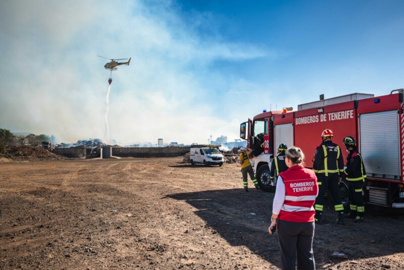 Labores de extinción en el incendio de la planta de compostaje. Imagen Cabildo de Tenerife