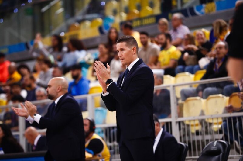 El entrenador del Dreamland Gran Canaria. Jaka Lakovic (d) durante un partido de su equipo. Imagen Dreamland Gran Canaria