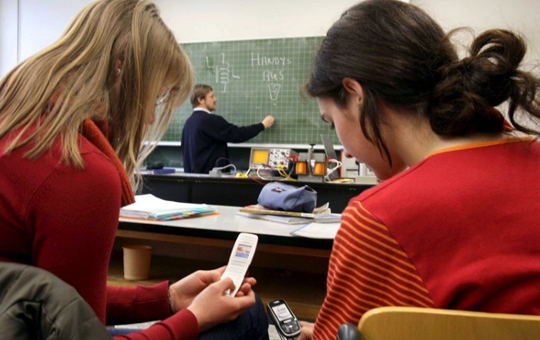 Educación estudiará la recomendación de no prohibir el móvil en los colegios