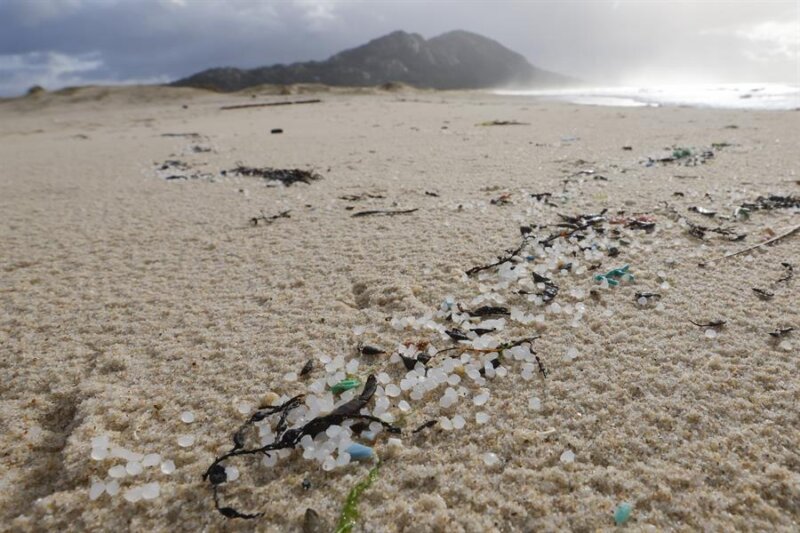 Pellets de plástico. Imagen: Una playa afectada por el vertido. EFE