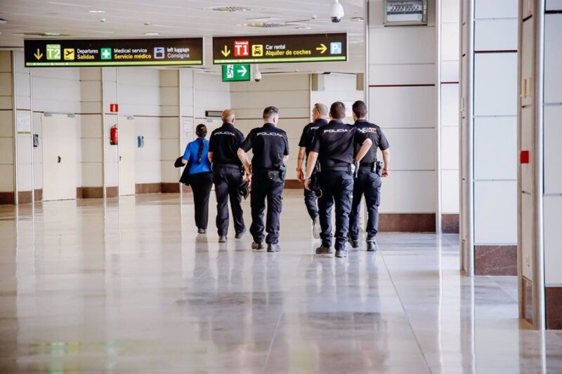 Policías nacionales desplegados en el aeropuerto Adolfo Suárez Madrid-Bajaras. Imagen de recurso EP