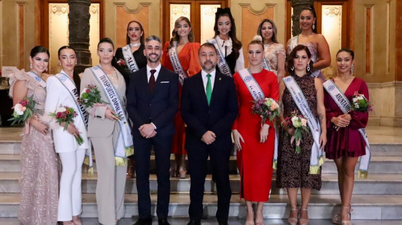 El alcalde de Santa Cruz de Tenerife, José Manuel Bermúdez y el concejal del Organismo Autónomo de Fiestas y Actividades Recreativas, Javier Caraballero, con las candidatas en la categoría de reina adulta del Carnaval de Santa Cruz de Tenerife 2024.