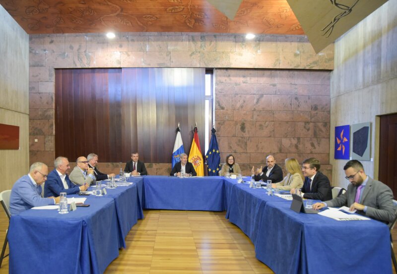 Reunión con los portavoces de los grupos parlamentarios. Imagen Gobierno de Canarias