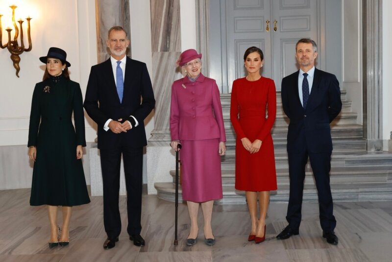 la Casa Real ha compartido una fotografía de los Reyes de España junto a Margarita II, Federico X y la reina Mary durante una cena de gala
