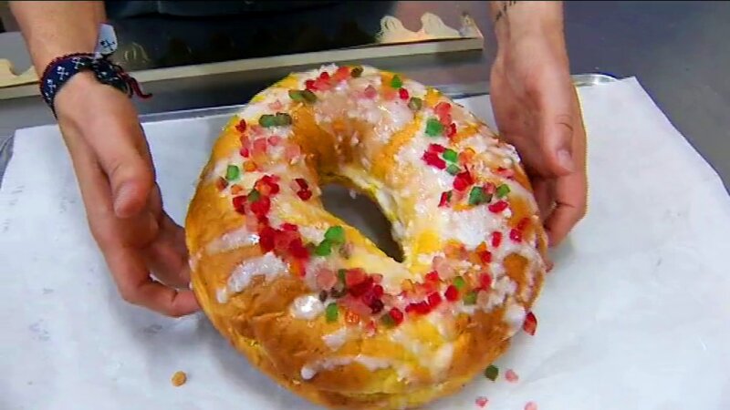 Miles de unidades del roscón de Reyes se sirven en estos días, y las panaderías y pastelerías lo saben bien