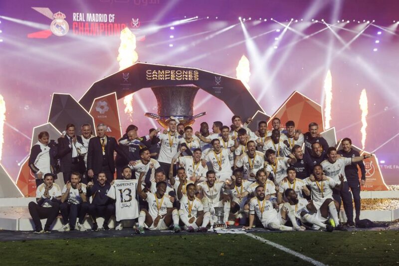 El Real Madrid recibe el trofeo de la Supercopa de España. Imagen EFE