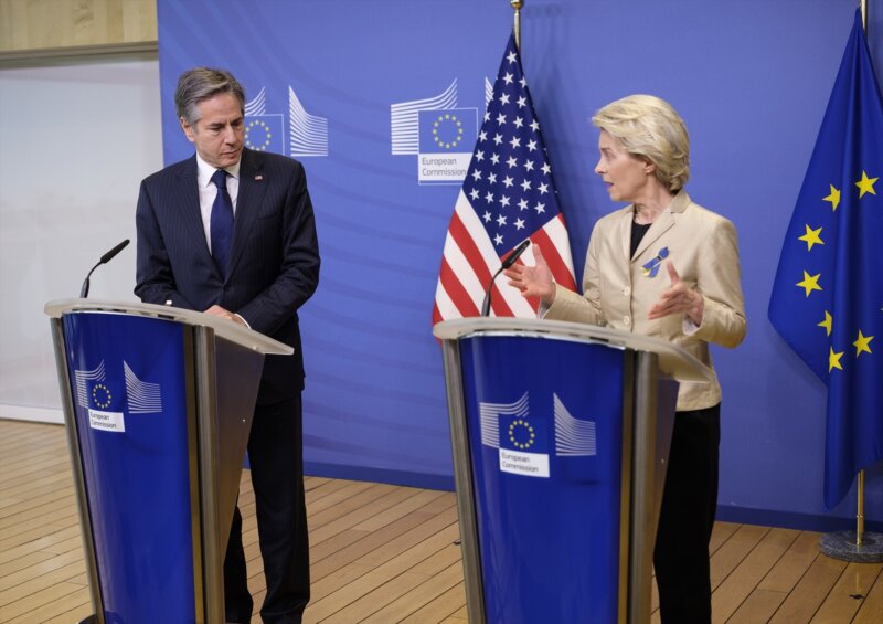 Imagen de archivo de la presidenta de la Comisión Europea, Ursula von der Leyen (derecha), y el secretario de Estado de EEUU, Antony Blinken (izquierda) - Europa Press/Contacto/Nicolas Landemard