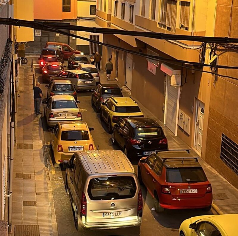 Atascos en las calles de La Isleta durante la celebración del pregón del Carnaval de Las Palmas de Gran Canaria