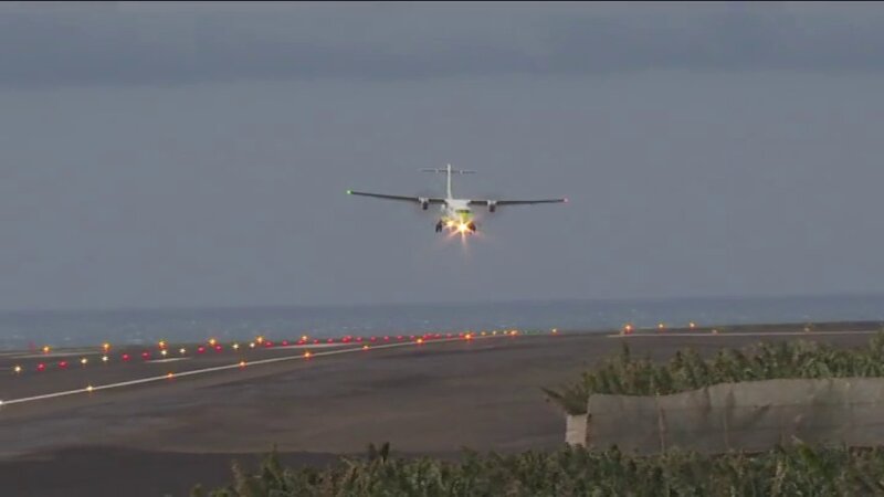 El viento obliga a cancelar vuelos. Un avión de la aerolínea Binter en el aeropuerto de La Palma. Imagen RTVC