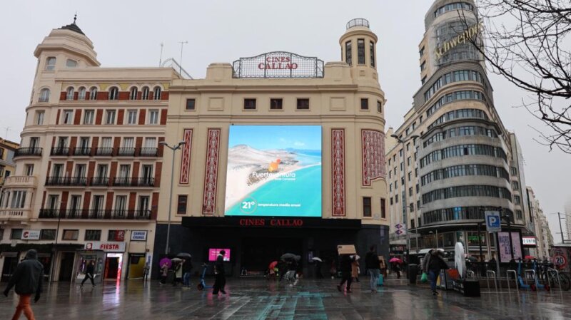 Imagen de la promoción de la isla de Fuerteventura en la plaza de Callao, Madrid. 