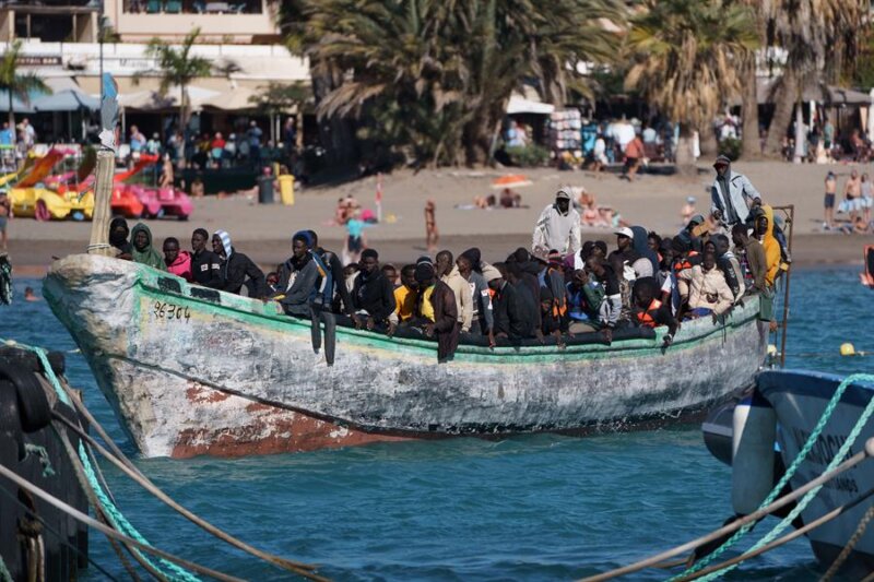 Un cayuco con migrantes llega a Los Cristianos, Tenerife. Imagen EFE