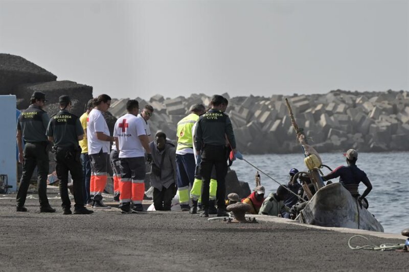 Un cayuco llega a la isla de El Hierro. Imagen EFE