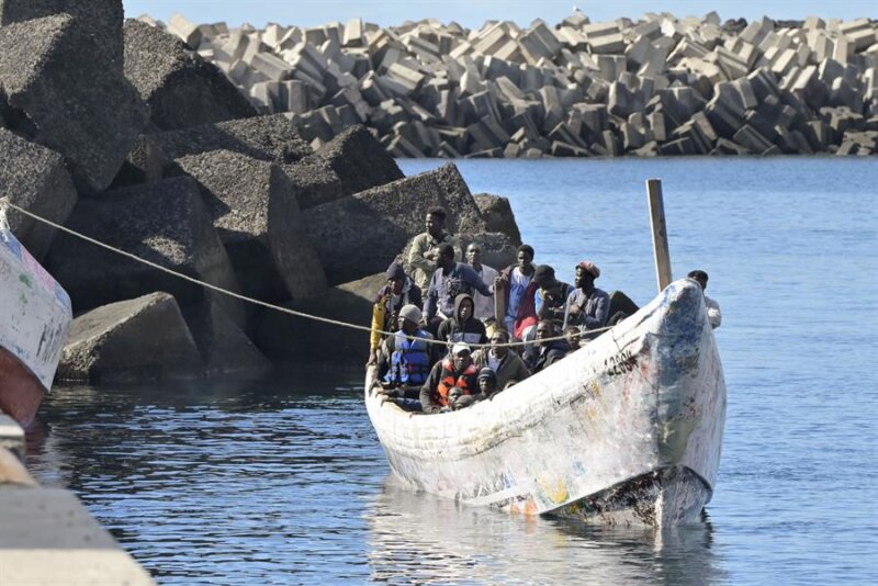 Continúa llegada de migrantes. Imagen: Cayuco con 73 migrantes a bordo que ha llegado este miércoles a El Hierro. IEFE