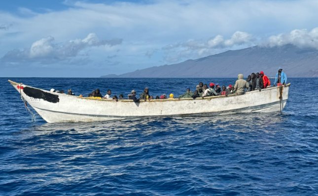 Salvamento Marítimo rescata a 58 migrantes en un cayuco al sur de El Hierro