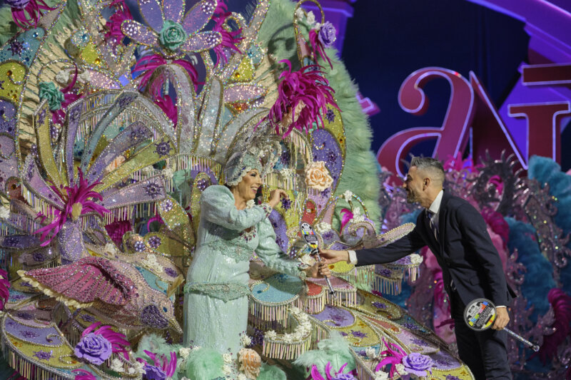 4ª Dama de Honor de los Mayores Mercedes Hernández García carnaval de Santa Cruz de Tenerife 2024 / RTVC / Tomás Rodríguez