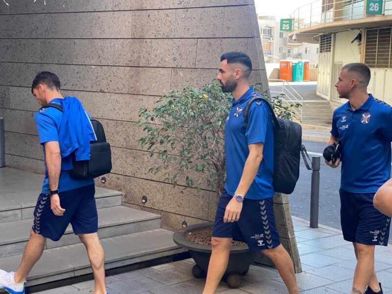 Llegada de los jugadores del CD Tenerife al Hotel Escuela en Santa Cruz de Tenerife. RTVC.