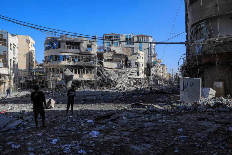 Edificios destruidos por los bombardeos del Ejército de Israel contra Jan Yunis, en el sur de la Franja de Gaza (archivo). Imagen Europa Press/Contacto/Rizek Abdeljawad 