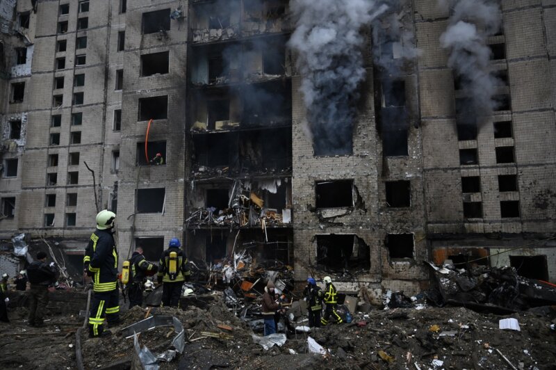 Equipos de rescate tras el impacto de un misil disparado por el Ejército de Rusia contra un edificio en la capital de Ucrania, Kiev (archivo) Europa Press/Contacto/Sergei Chuzavkov 