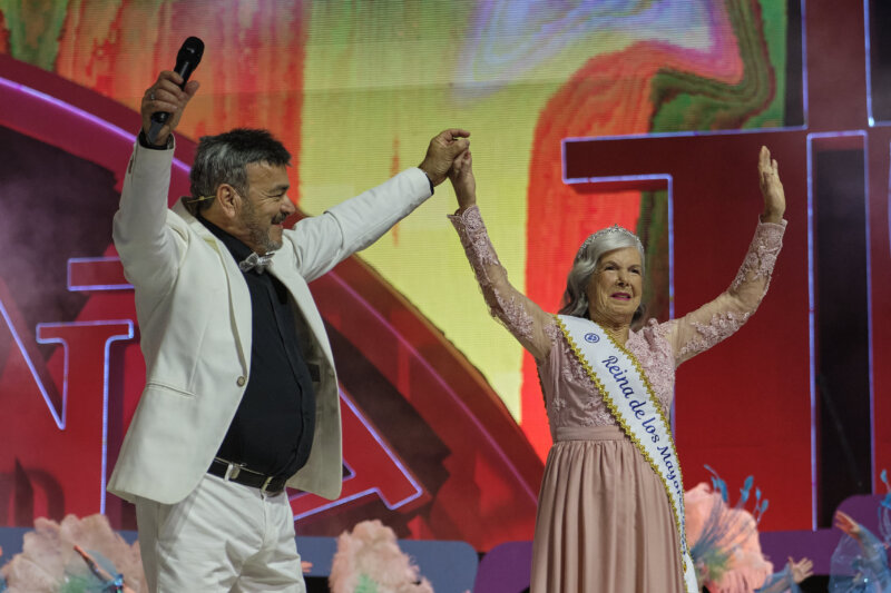 Pepe Benavente junto a la Reina de los Mayores 2023, América González González, que se despedía de su reinado / RTVC / Tomás Rodríguez