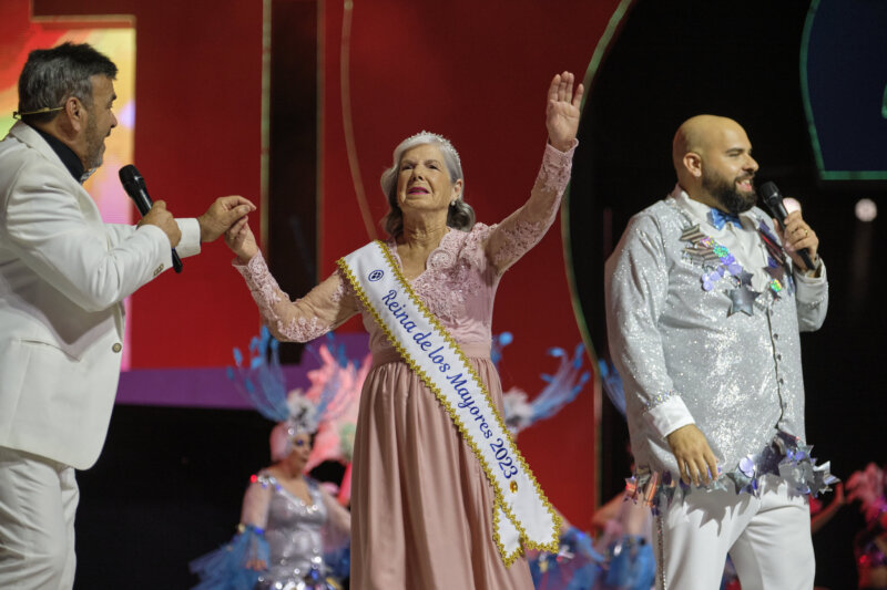 La Reina de los Mayores del Carnaval de Santa Cruz de Tenerife despide su reinado junto a Pepe Benavente / RTVC / Tomás Rodríguez