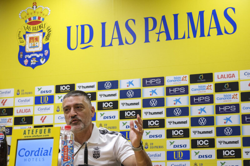 El técnico de la UD Las Palmas, Javier García Pimienta, busca ganar al Villareal después de una "semana dura" tras la eliminación copera
